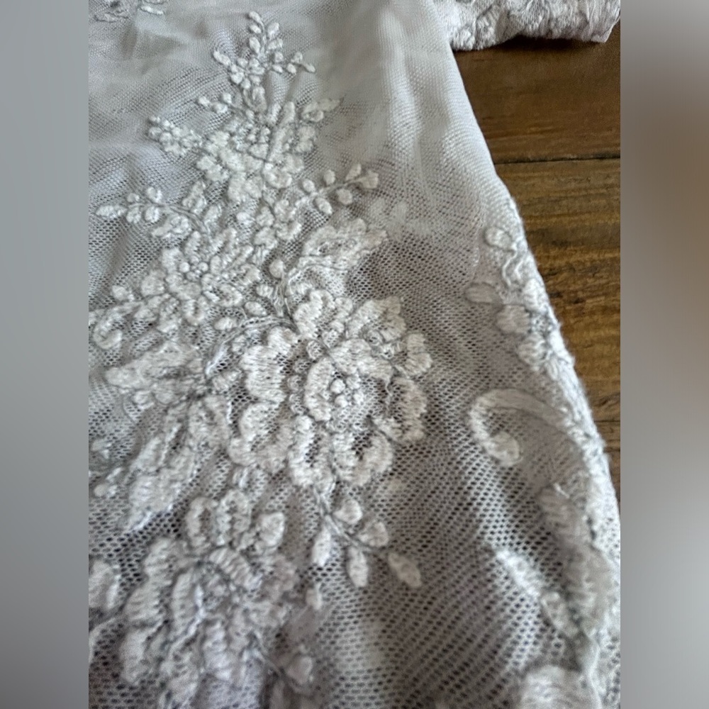 💖5 for $50💖FOREVER 21 Romantic sheer Embroidered lace ivory top scalloped hem - Picture 5 of 7